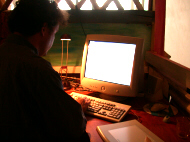 Man achter computer | Foto: Image*after