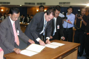 Drs A. Radjak Fadhi (ANRI) en prof. dr H.W. van den Doel (UL) tekenen samenwerkingsovereenkomt in Jakarta | Foto: Universiteit Leiden