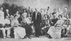 Muziek en toneelvereniging 'Braga' met o.a. Paul Seelig op cello (Bandung, 1910) | Bron: Indisch Muziekleven