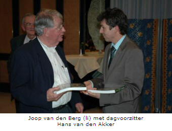 Joop van den Berg (li) met dagvoorzitter Hans van den Akker | Foto: Niek Ravensbergen