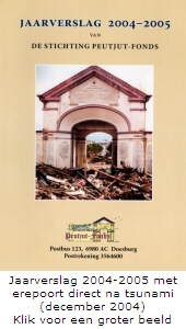 Jaarverslag 2004-2005 met erepoort Peutjut direct na tsunami (december 2004) | Foto: Stichting Peutjut-Fonds
