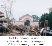 Het tsunamipuin aan de achterzijde van de erepoort | Foto: Stichting Peutjut-Fonds