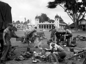 Nederlandse soldaten van de V-brigade in het pas ingenomen Poerwokerto op West-Java tijdens de eerste politionele actie in Indonesi�, 20-27 juli 1947 | Foto: Hugo Wilmar (Collectie Spaarnestad)