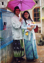 Familiefoto met Tino Djumini, zijn vrouw Desi en hun kind | Foto: Humanistische Omroep