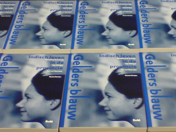 Gelders blauw : Indisch leven in de provincie | Cover: BnM Uitgevers