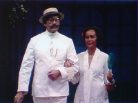 Indische huisdracht: jas tutup en sarong kebaya | Screenshot uit The Late Late Lien Show (1979)