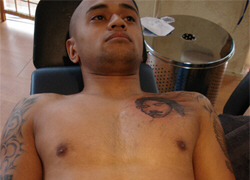 Neef met tatoeage van Ronnie Lumalessil | Foto: Holland Doc